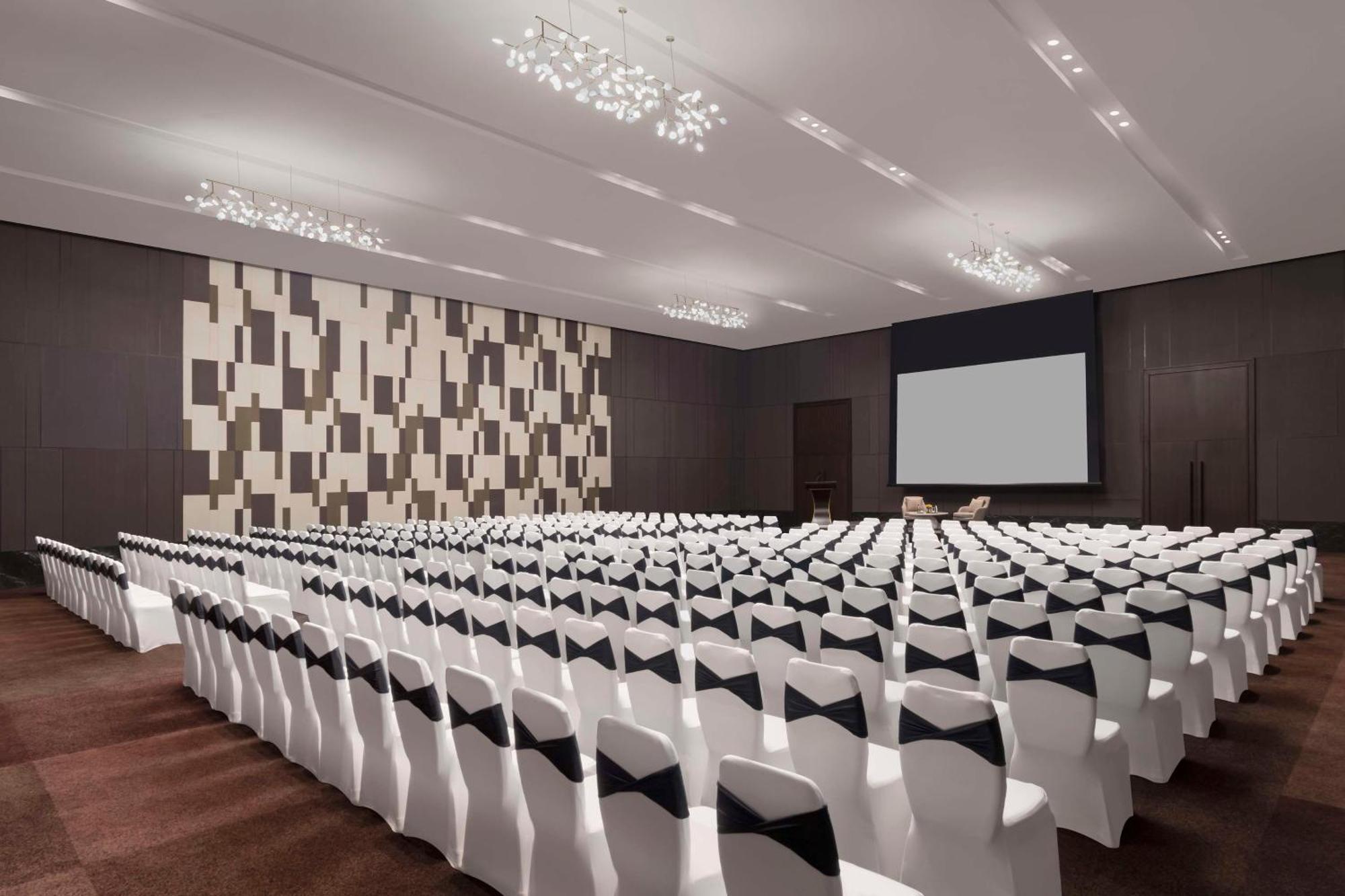 Hotel Hilton Bengaluru Embassy Manyata Business Park Esterno foto