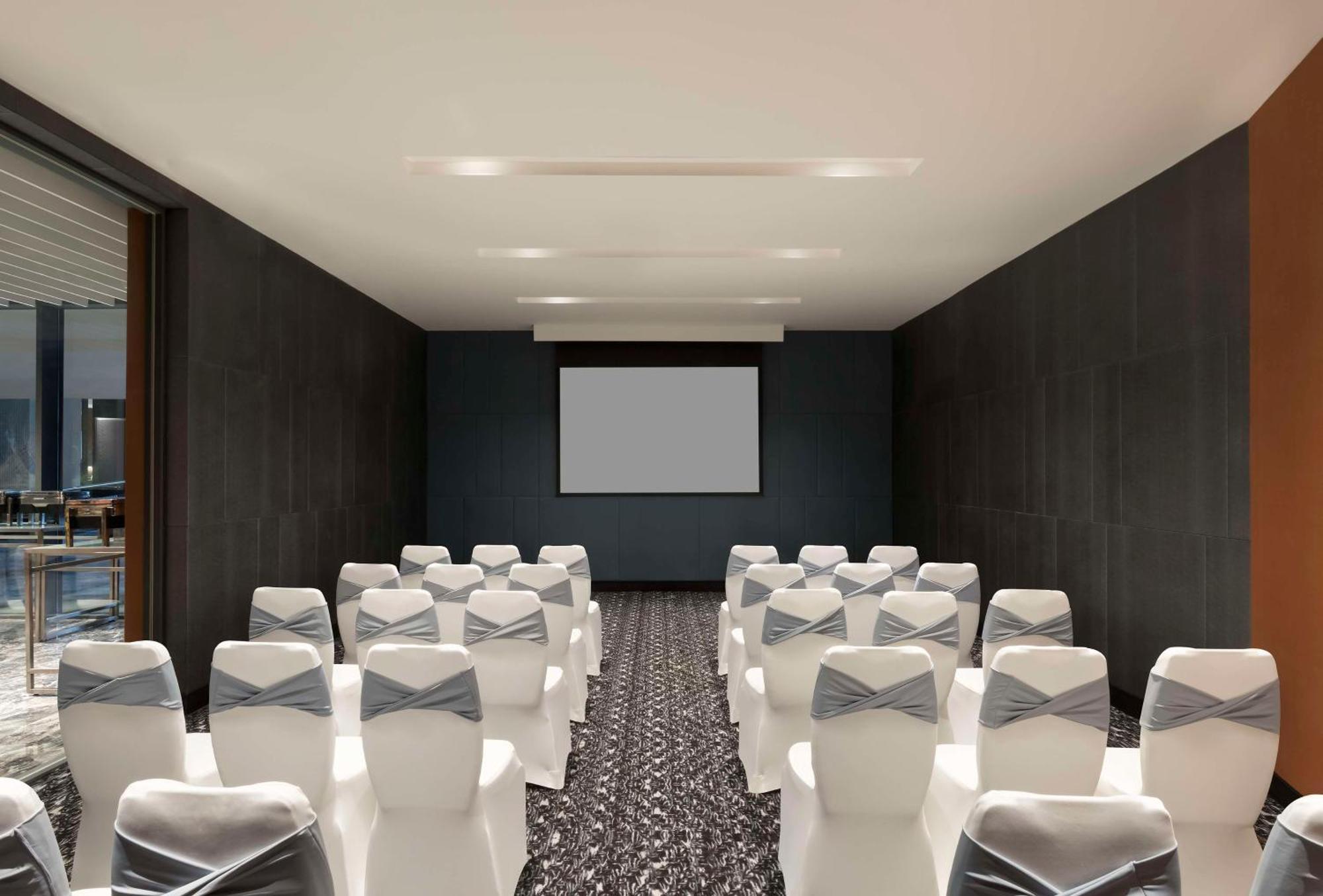 Hotel Hilton Bengaluru Embassy Manyata Business Park Esterno foto