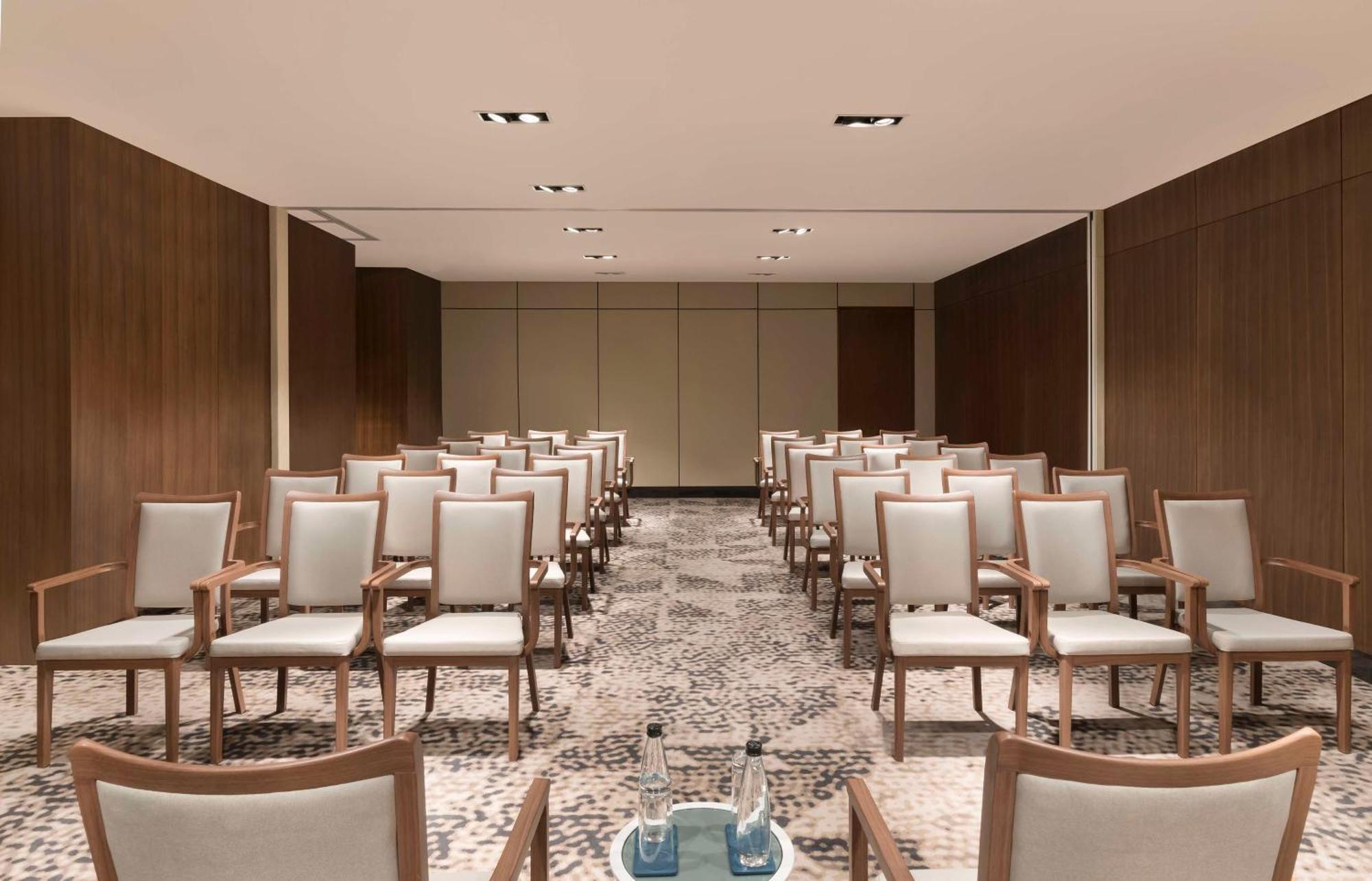 Hotel Hilton Bengaluru Embassy Manyata Business Park Esterno foto